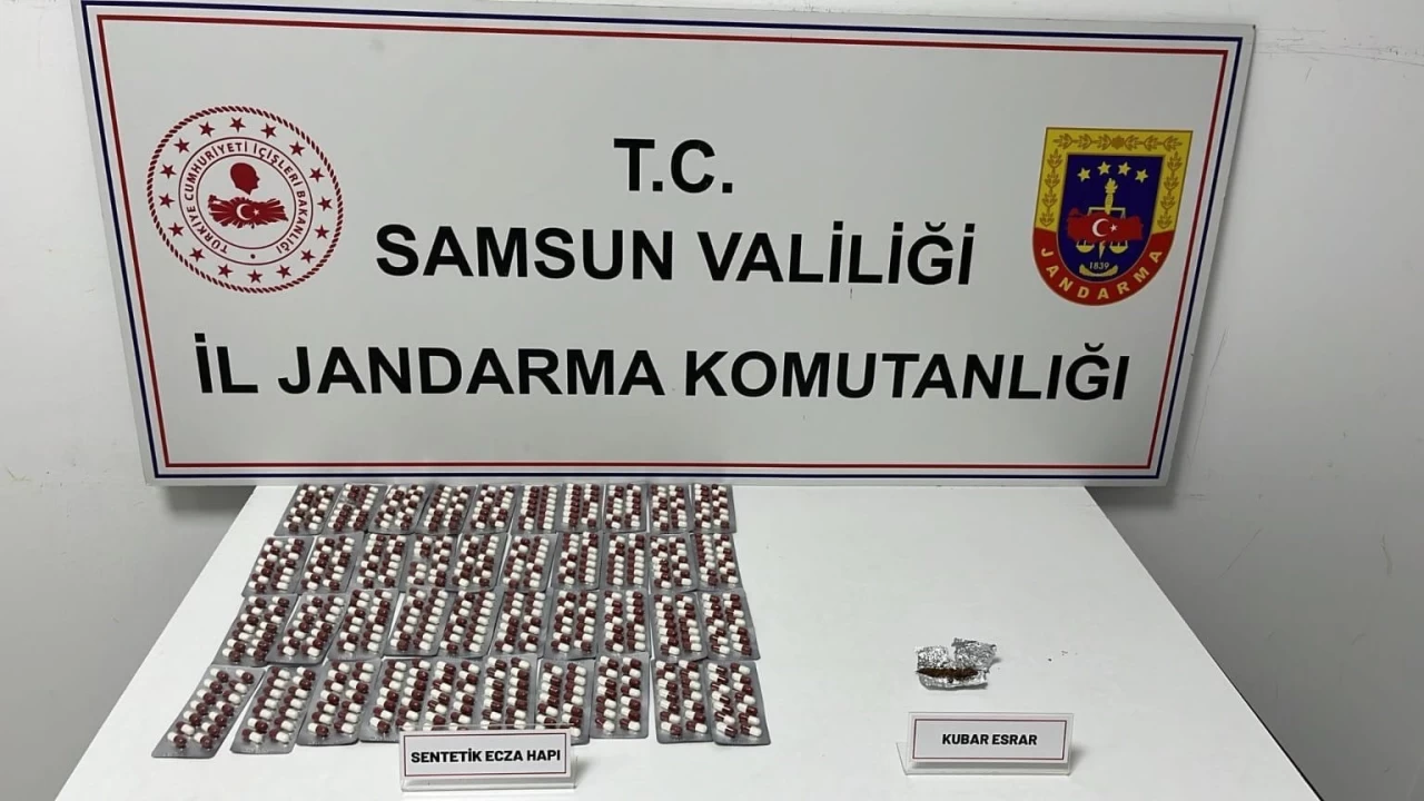 Jandarma taksideki yolcular uyuturucuyla yakalad