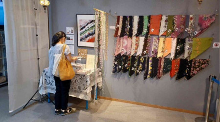 Japon zanaatkarların işlediği el emeği yemeni oyaları, Tokyo'da görücüye çıktı