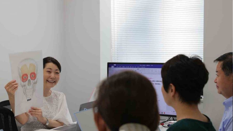 Japonya'da gülümsemeyi unutanlar eğitim alıyor