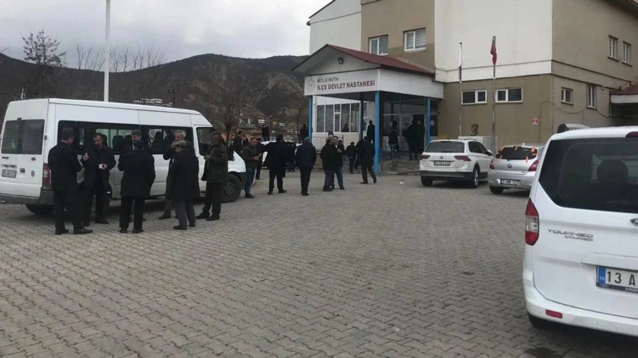 Ka��rd��� k�z�n ailesinin evini bast�, aileden 3 ki�iyi �ld�rd�