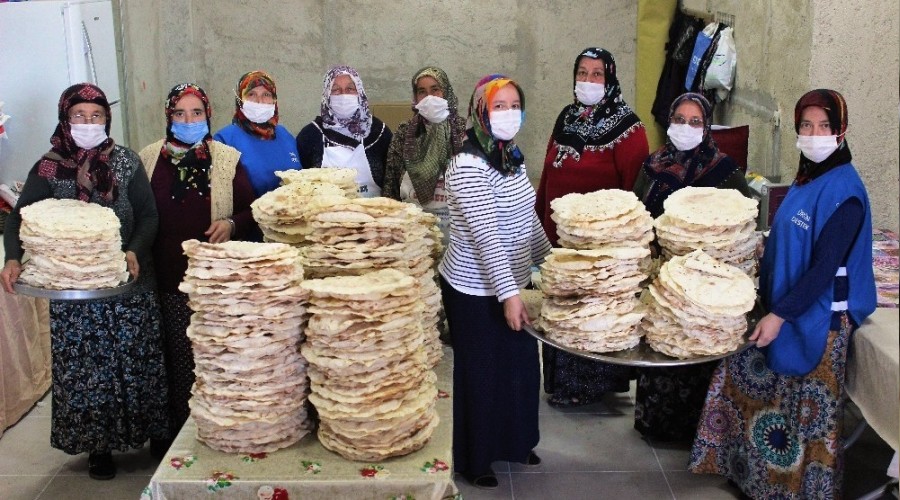 Kadınlar cami yaptırabilmek için yufka satıyor