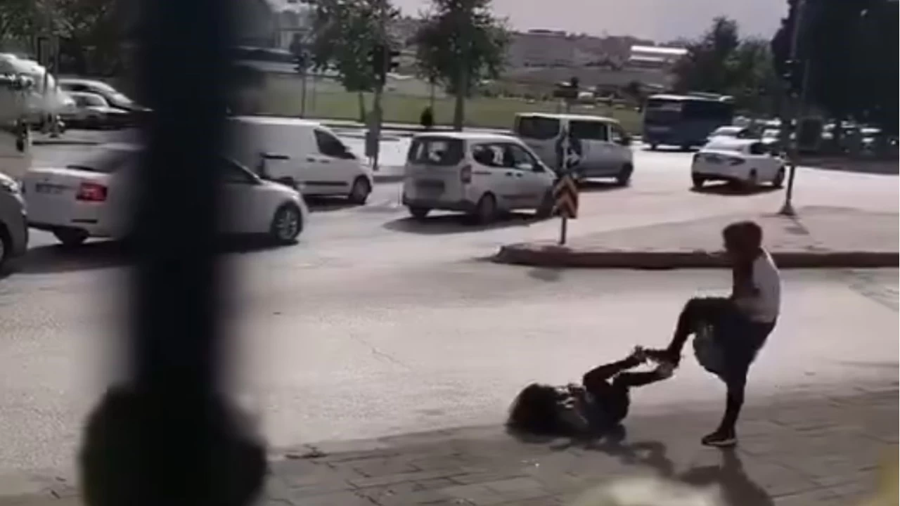 Kadınlar kavga etti erkekler izledi