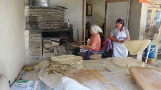 Kadınlar sıcak havaya aldırmadan ekmek üretiyor