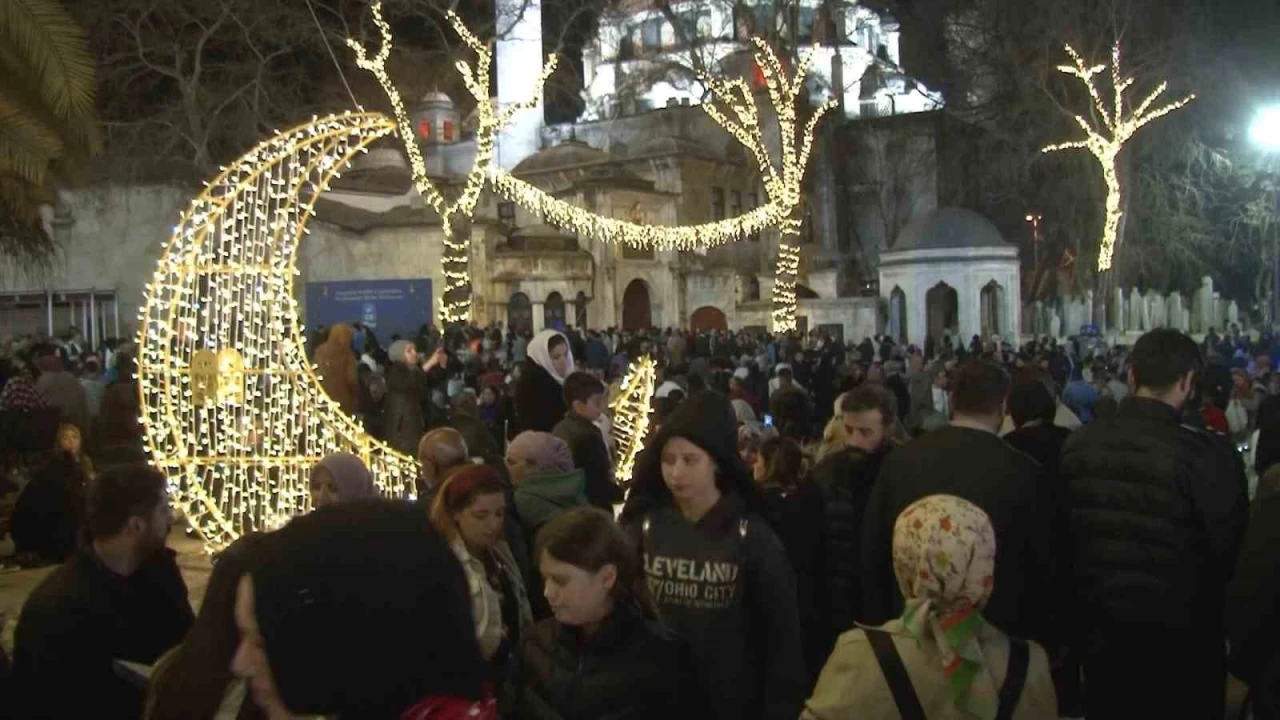 Kadir Gecesi Eyüpsultan Camii'ne akın