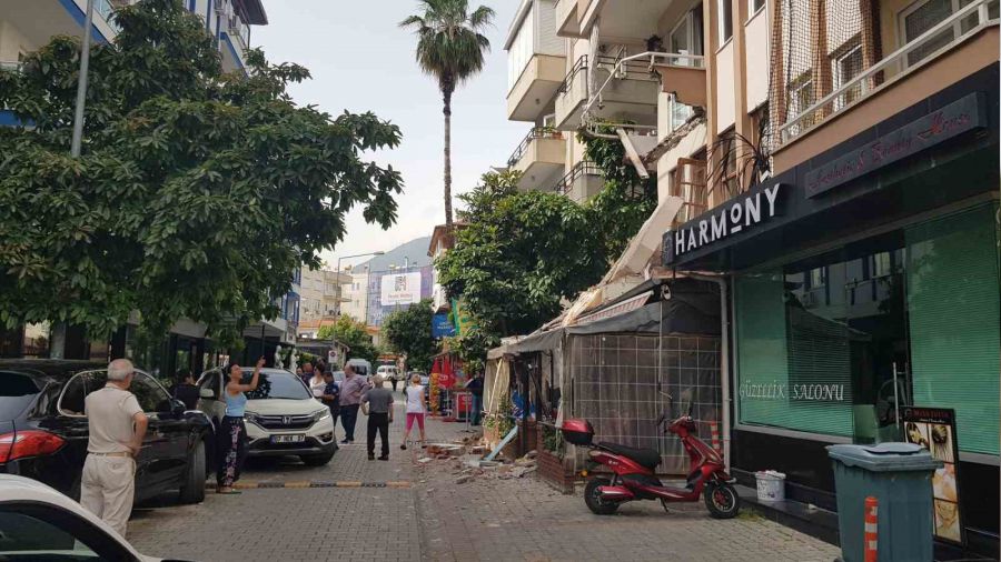 Kafeteryanın üzerindeki binanın balkonu çöktü