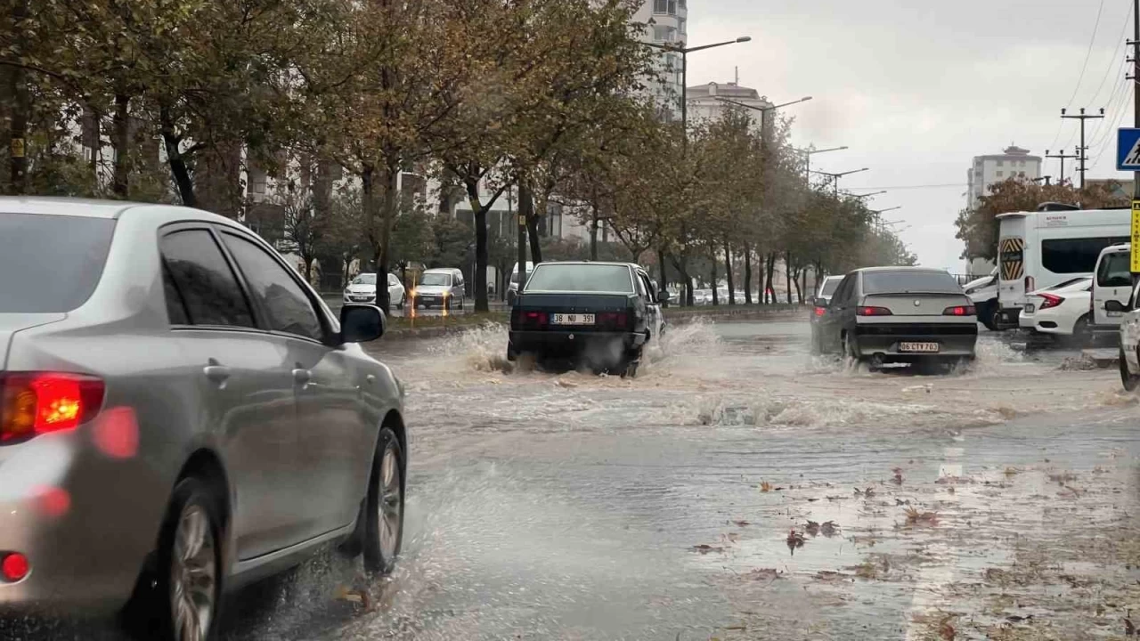 Kahramanmaraş'ta şiddetli yağış su taşkınlarına neden oldu