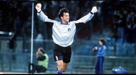 Kaleci Zenga'nın yanına yaklaşan yok