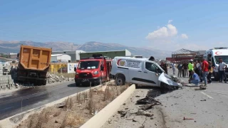Kamyon ile hafif ticari araç çarpıştı: 1 ölü