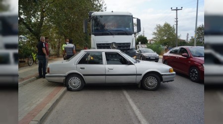 Kamyon, otomobili metrelerce sürükledi