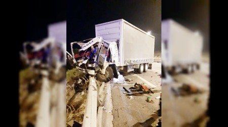 Kamyonlar çarpıştı: 2 ölü