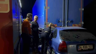 Kamyonun altna giren otomobilde can pazar: 1 l, 1 ar yaral