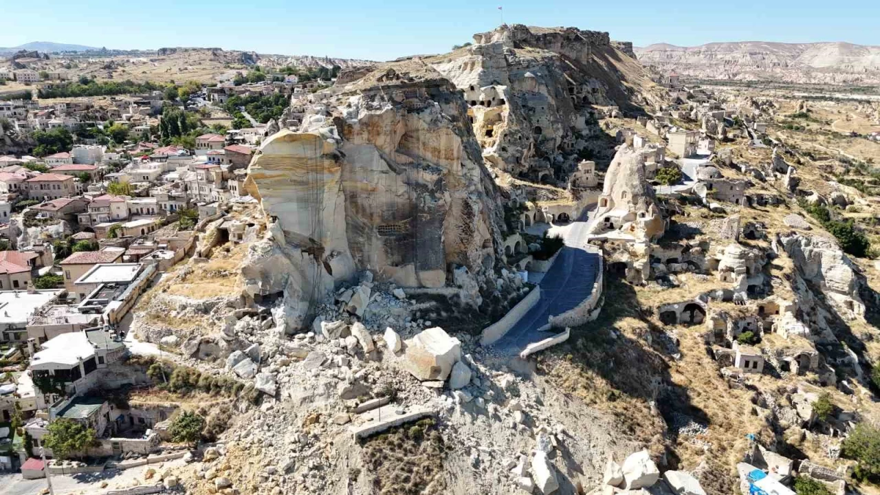 Kapadokya'da Kadıkalesi'nin bir bölümündeki kaya parçaları koptu