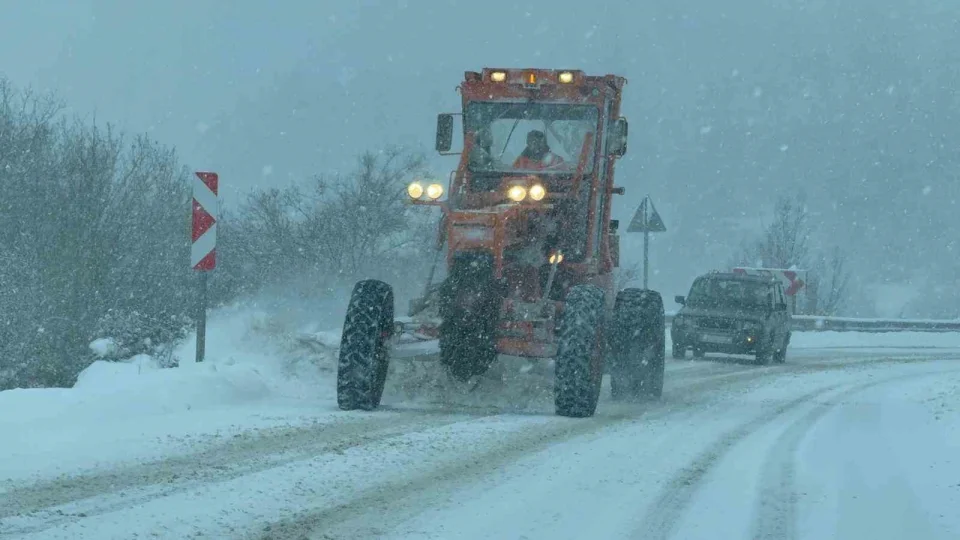 Karab�k-Bart�n kara yolunda t�rlar�n ge�i�ine izin verilmiyor