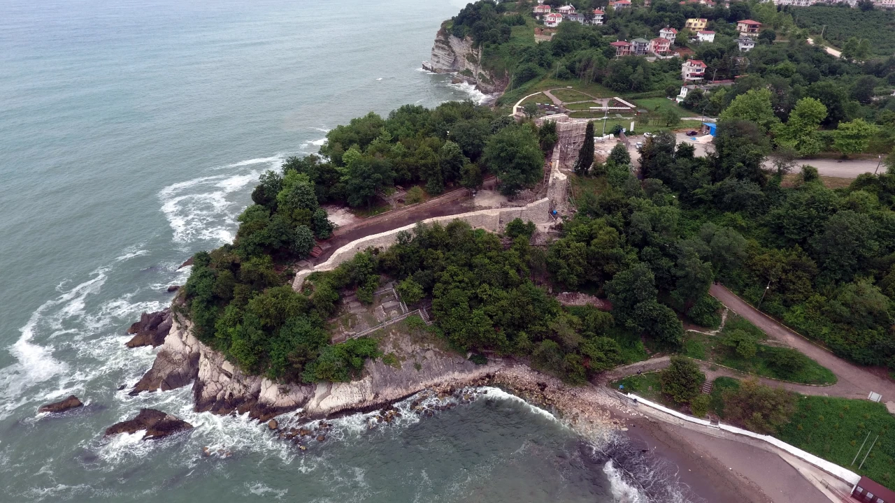 Karadenizin tarihe alan kaps: Akakoca Ceneviz Kalesi