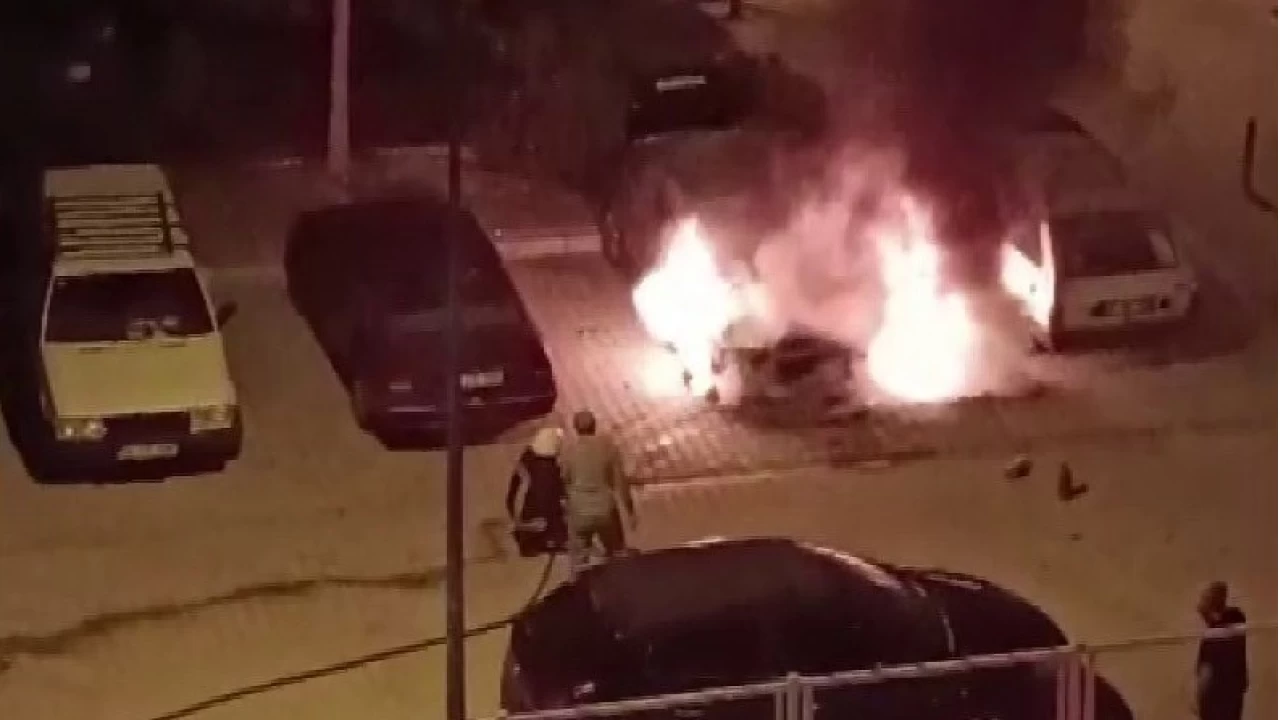 Karaman'da park halindeki otomobil alev alev yand�