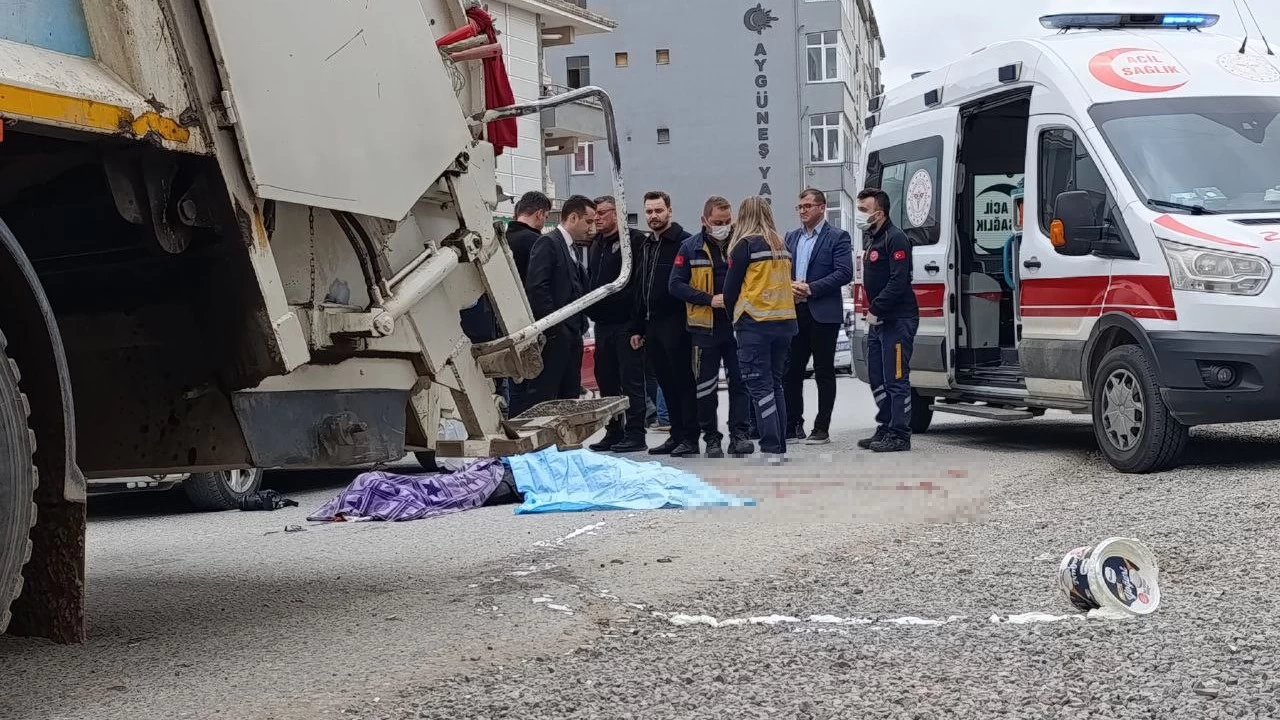 Karasu Belediyesi'ne ait çöp kamyonu 70 yaşındaki adamı ezdi