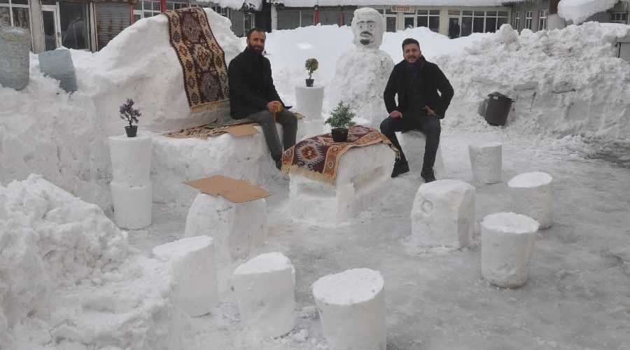 Kardan masa, sandalye ve koltuk yapıp müşteri beklediler