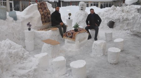 Kardan masa, sandalye ve koltuk yapıp müşteri beklediler