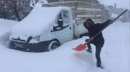 Karlıova'da kar çilesi bitmiyor
