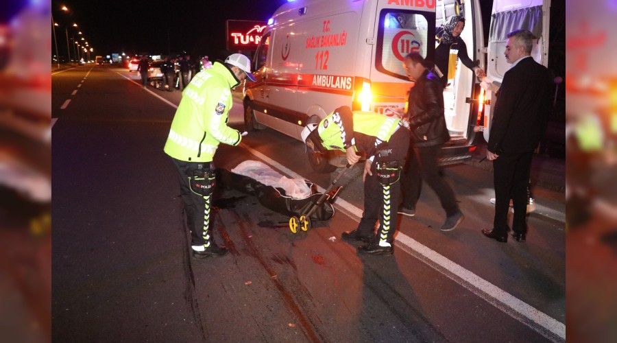 Kar��dan kar��ya ge�erken otomobil �arpt�