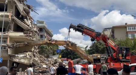Kartal'da bina yıkımı yapan iş makinası devrildi