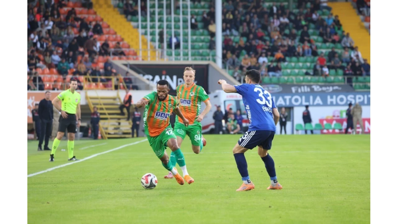 Kasmpaa Alanya deplasmanndan 3 puan kard