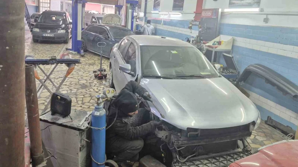 Kasko ile tamir olmay� bekleyen y�zbinlerce ara�ta par�a krizi