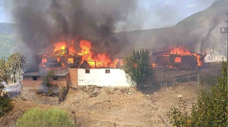 Kastamonu'da köy yangını: 7 ev, 3 samanlık alevlere teslim oldu