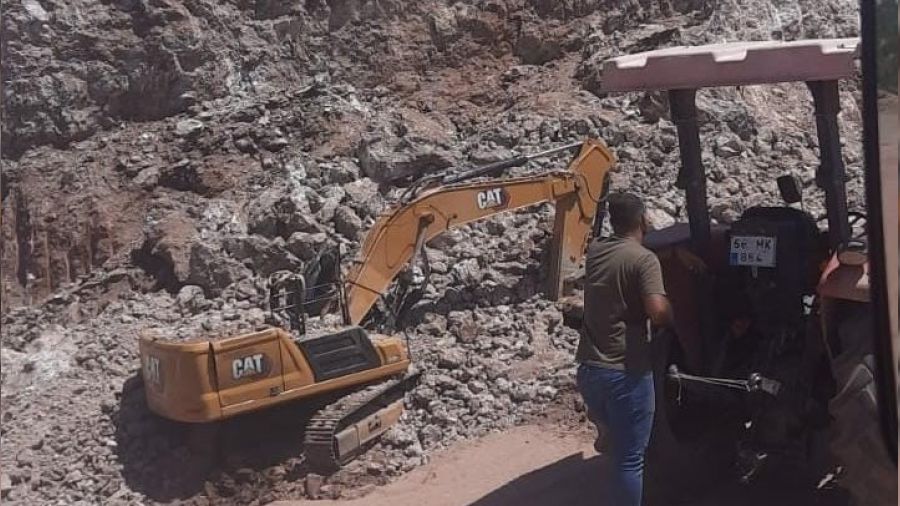 Kayalar iş makinesinin üzerine düştü
