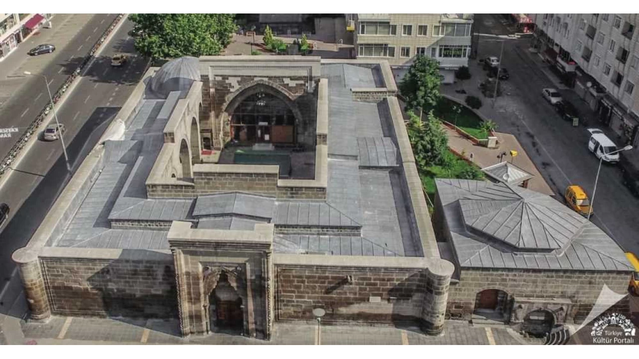 Kayseri'de bir Seluklu imzas : Sahabiye Medresesi