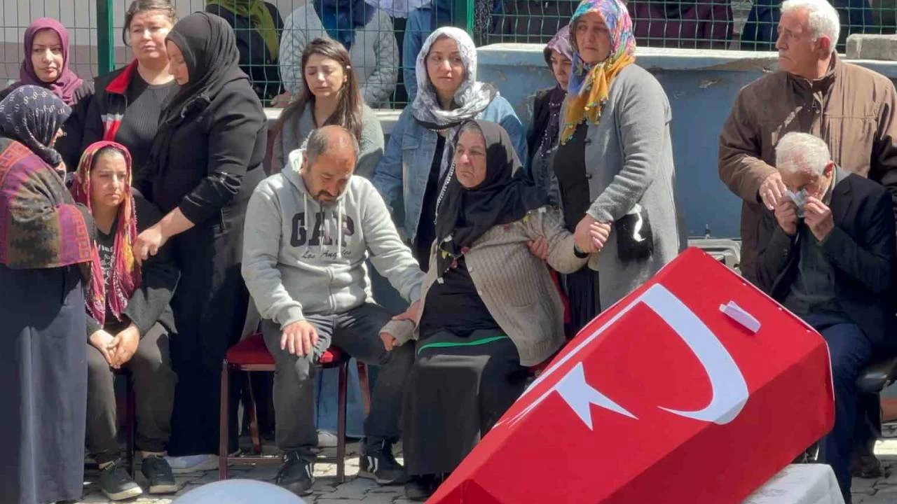 Kazada hayat�n� kaybeden polis Sar�kam��'ta topra�a verildi