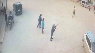 Kendisine silah doğrultan adamı bıçakla öldürdü