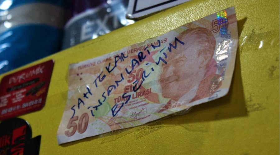 Kendisine verilen sahte paray dkkannda byle sergiliyor
