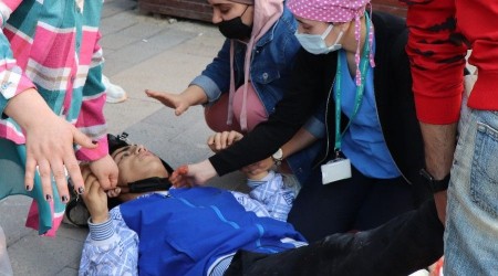 Kentin göbeğinde bıçaklandı, yardımına otobüs bekleyen sağlık çalışanı koştu