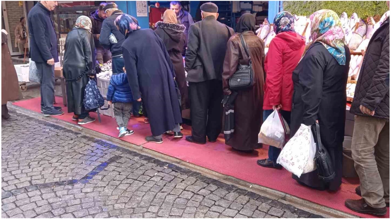 Kilosu 50 liradan satılan hamsi için kuyruk oluşturdular