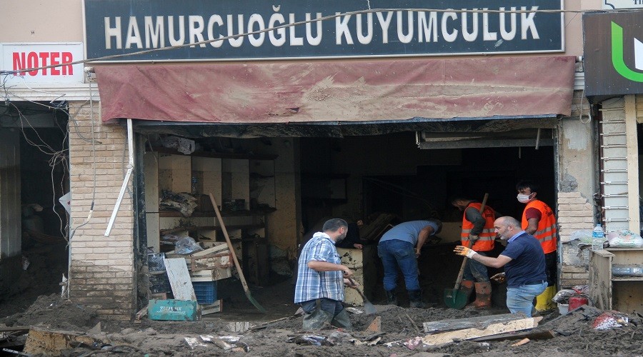 Kimisi alt�nlar�n�n kimisi de alacaklar�n�n pe�inde