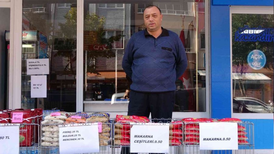K�rtasiyeci, zincir marketlere tepki i�in g�da malzemesi sat�yor