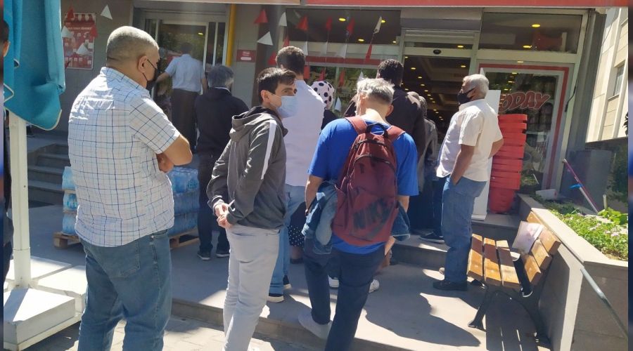 Kısıtlamaya rağmen çikolata ve şeker kuyruğu