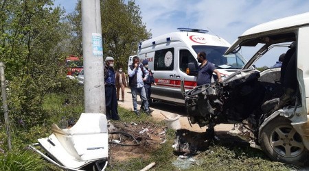 Kocaeli'de minibüs elektrik direğine çarptı: 5 yaralı