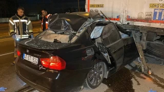 Kocaeli'nde otomobil trn altna girdi: 1 ar yaral