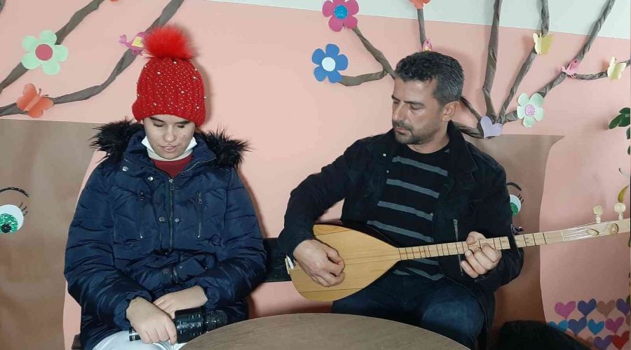 Konuşmuyor ama türkü söylüyor
