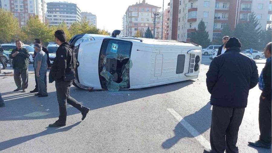 Konya'da okul servisi ile otomobil arpt: 17 yaral