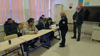 Kosova halk� erken se�imler i�in sand�k ba��nda