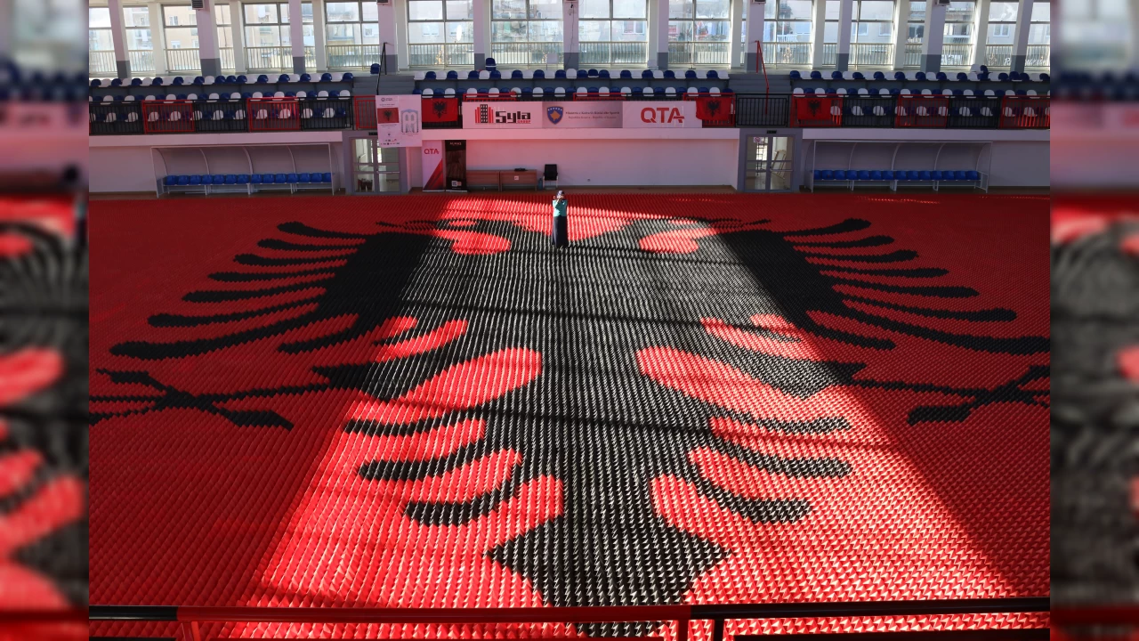 Kosoval� ��retmenin origami ile yapt��� 1300 metrekarelik Arnavutluk bayra��