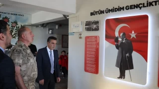 Ky okuluna jandarmadan Atatrk kesi
