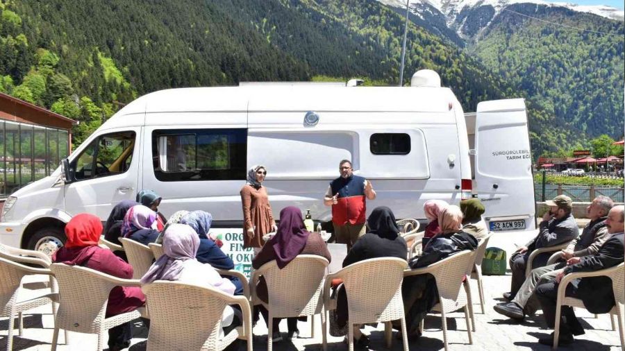 K�yleri gezerek �retici kad�nlara organik tar�m e�itimi veriyor