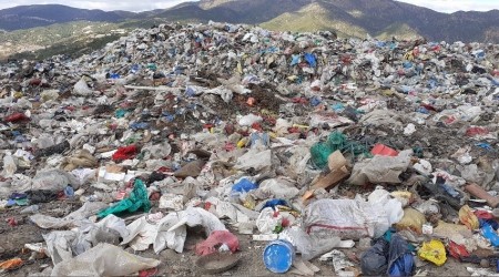 Köylüler ormanlık alana dökülen çöplerden şikayetçi