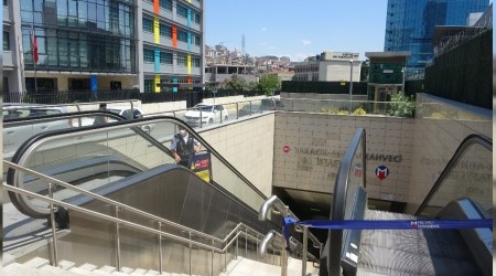 Küçük çocuğun saçları yürüyen merdivenlere sıkıştı