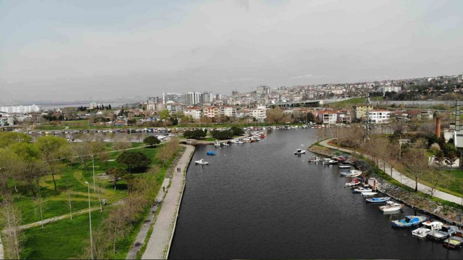 Küçükçekmece Menekşe Deresi kahverengine büründü