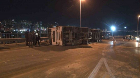Küçükçekmece'de tır devrildi
